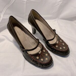 Highlights Embroidered Heel